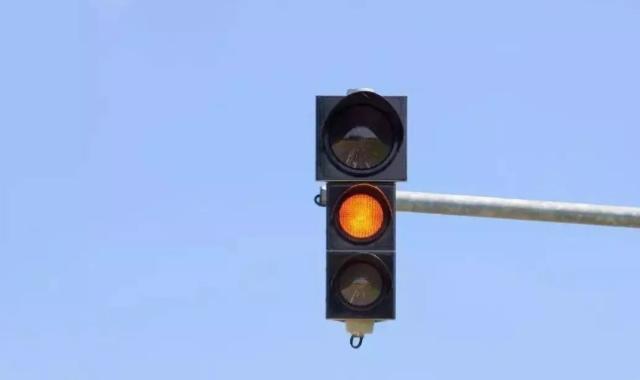 黄灯最后一秒过线，是继续走还是停下来？这样算闯红灯吗？