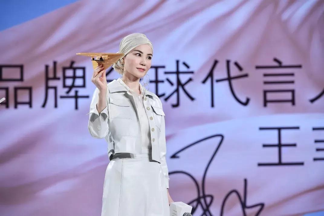 王菲经典广告照片,发几张王菲在90年代初做的广告