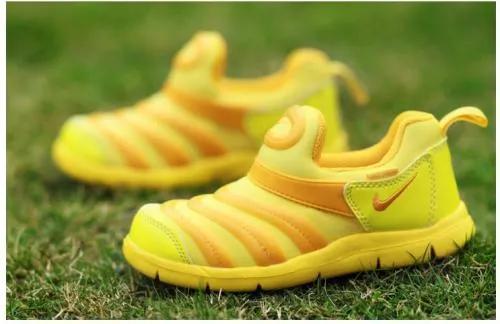 小孩子鞋被电梯卡,小朋友脚被卡到电梯里