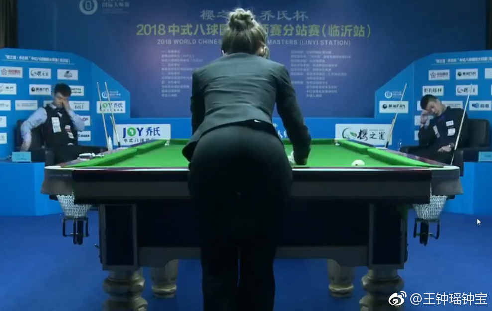 再见球迷丈夫，台球裁判女神重出江湖！她变得更有魅力了