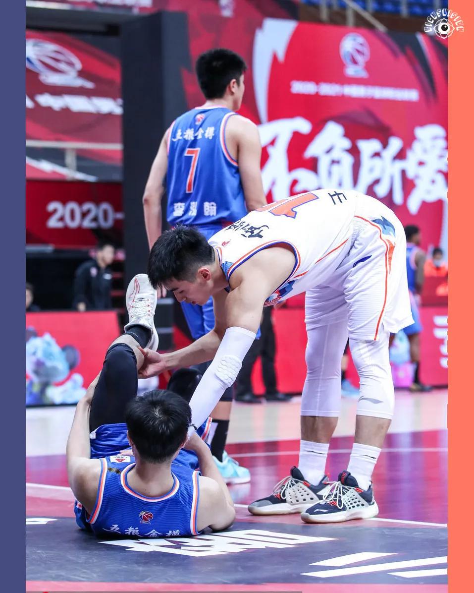 cba外援詹姆斯穿的什么鞋,篮球训练詹姆斯穿什么球鞋