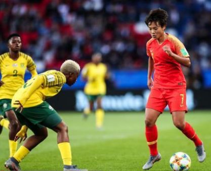 铿锵玫瑰女足纪录片,铿锵玫瑰逆境绽放中国女足赢球