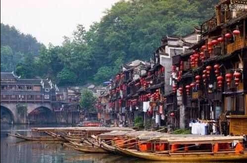 悠悠沱江：渔夫点亮边城夜，灯火照得凤凰醉！