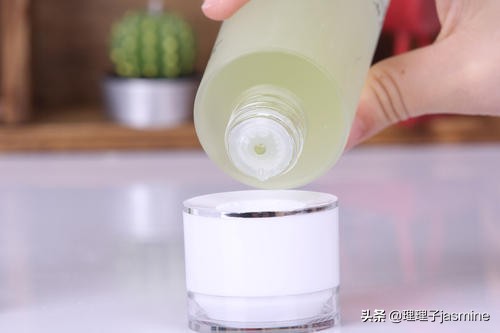 用护肤品总是出现搓泥现象，原因是护肤品质量太差吗？