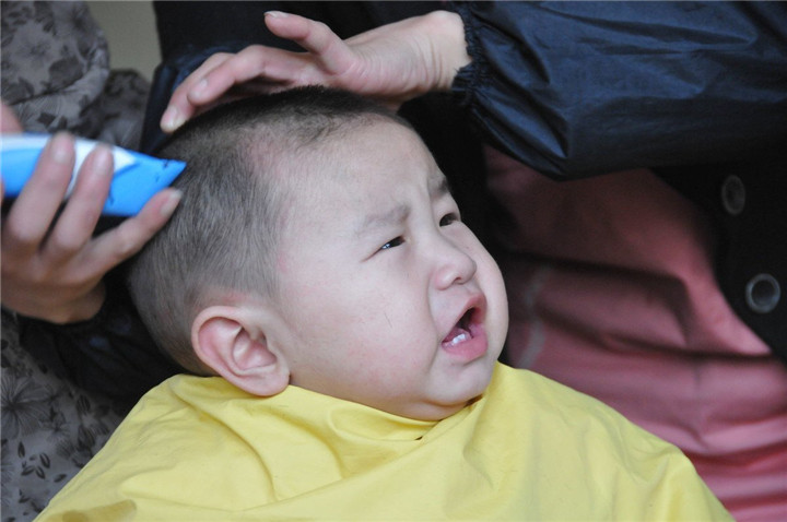 孩子对剪发很恐惧症怎么办？家长别着急，正确引导才是关键