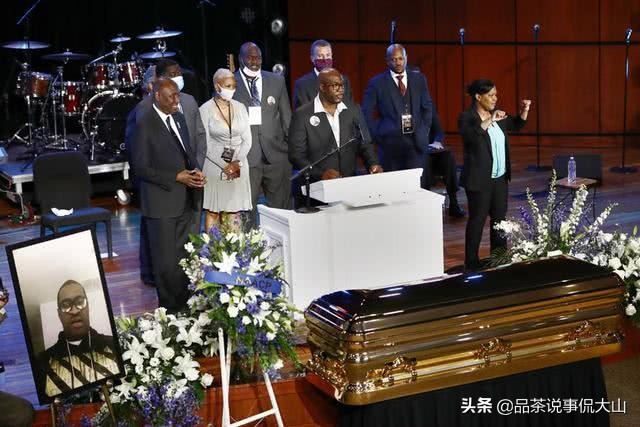 遇害黑人首场追悼会，警长单膝下跪迎接灵柩，市长扶棺痛哭