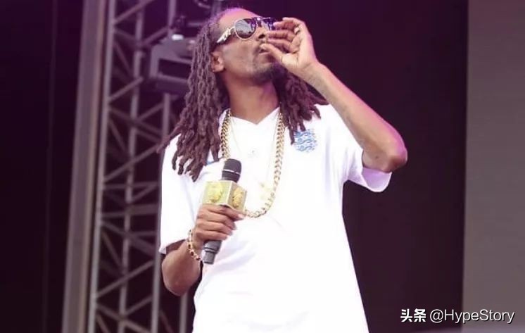 他是西海岸教父级的说唱歌手，也是足球圈最拽的球衣狂魔