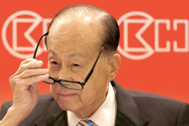 92岁李嘉诚坐11个小时飞机，只为买回84箱口罩，一个不留全部捐出