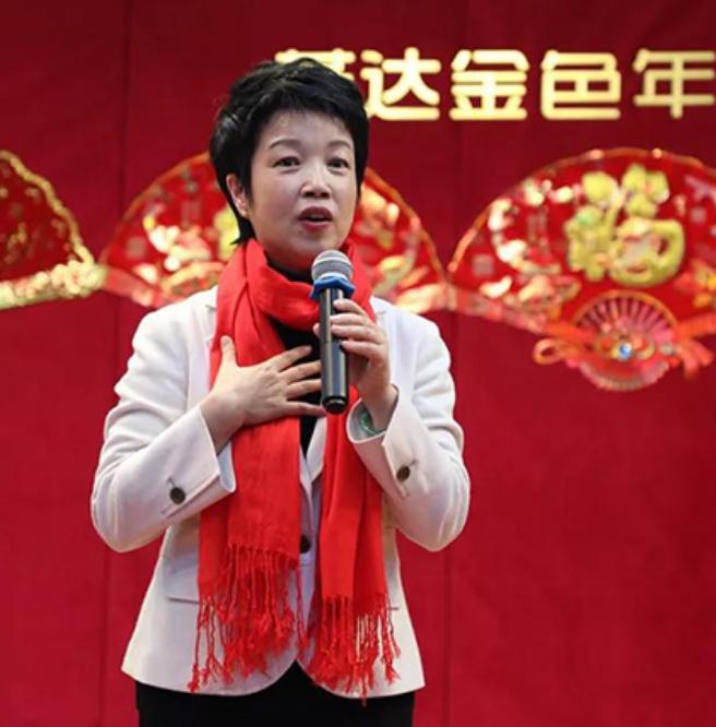 从央视主持人，到23年只饰演周总理夫人，黄薇因4次意外改变命运