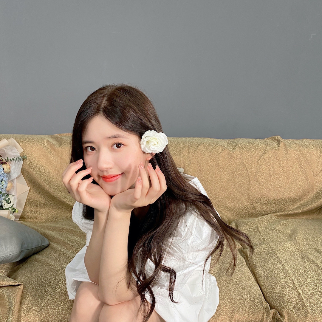 圆脸但脸小发量多女生适合的发型,圆脸女孩扎什么发型才能显脸小