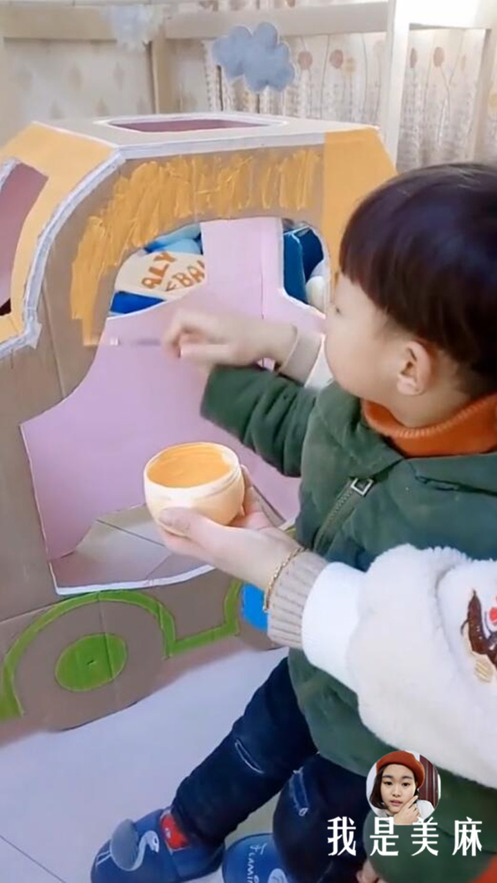 爸爸用纸箱给孩子做玩具,爸爸用废纸箱做汽车玩具