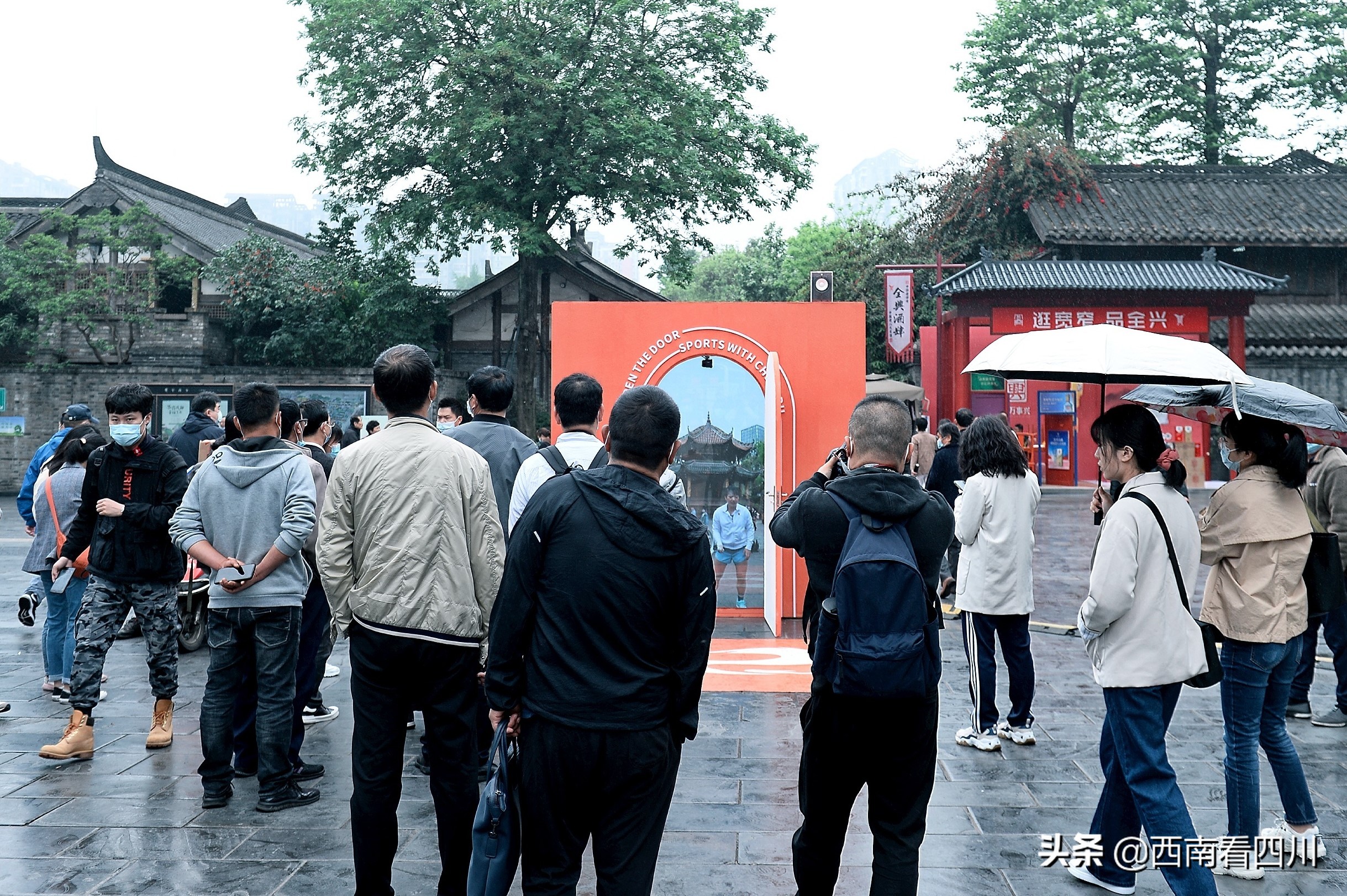 街头惊现任意门,成都街头惊现另类路人