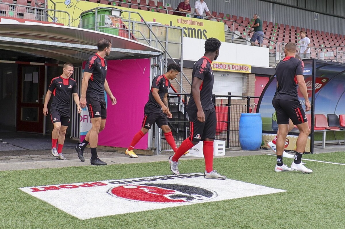 鑽蜂箼鍩冮棬瀵瑰竷闆疯揪,鑽蜂箼娴峰皵钂欑壒vs鐗瑰皵鏂揪