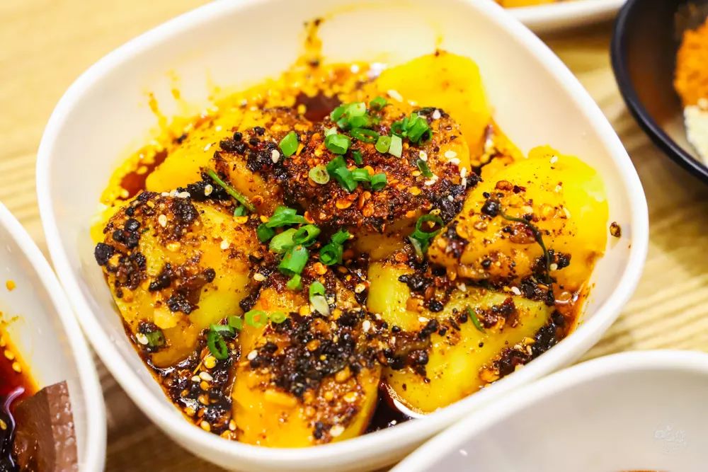 这家国潮网红串串落地襄阳啦，你只管拿串不用涮可以直接开吃