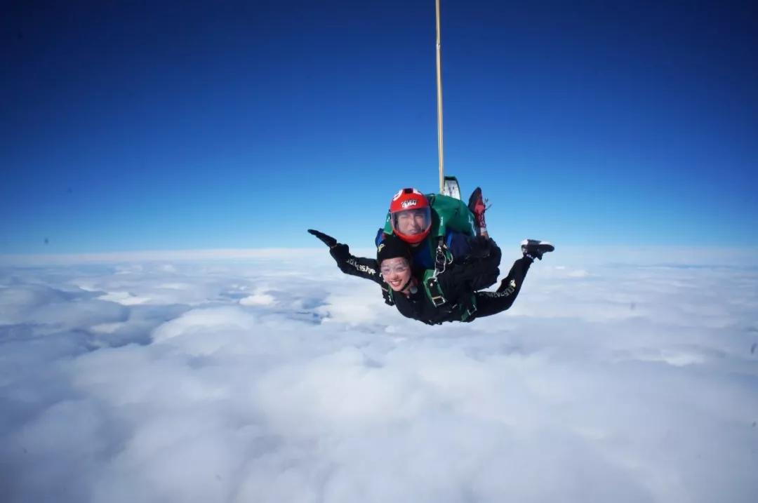 演艺圈里的职业赛车手,他是三个孩子的爸爸的英文怎么说