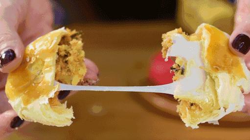 37岁吴昕做客薇娅直播间，一改往日自卑，3分钟卖出6400枚蛋黄酥