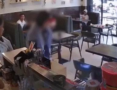 奶茶店女子被女子暴打后续,奶茶店门口女子被暴打
