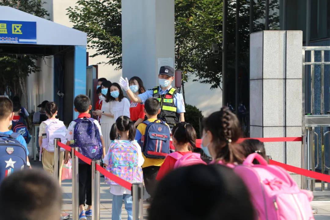 【我为群众办实事】开学“大片”，他们怎会缺席！