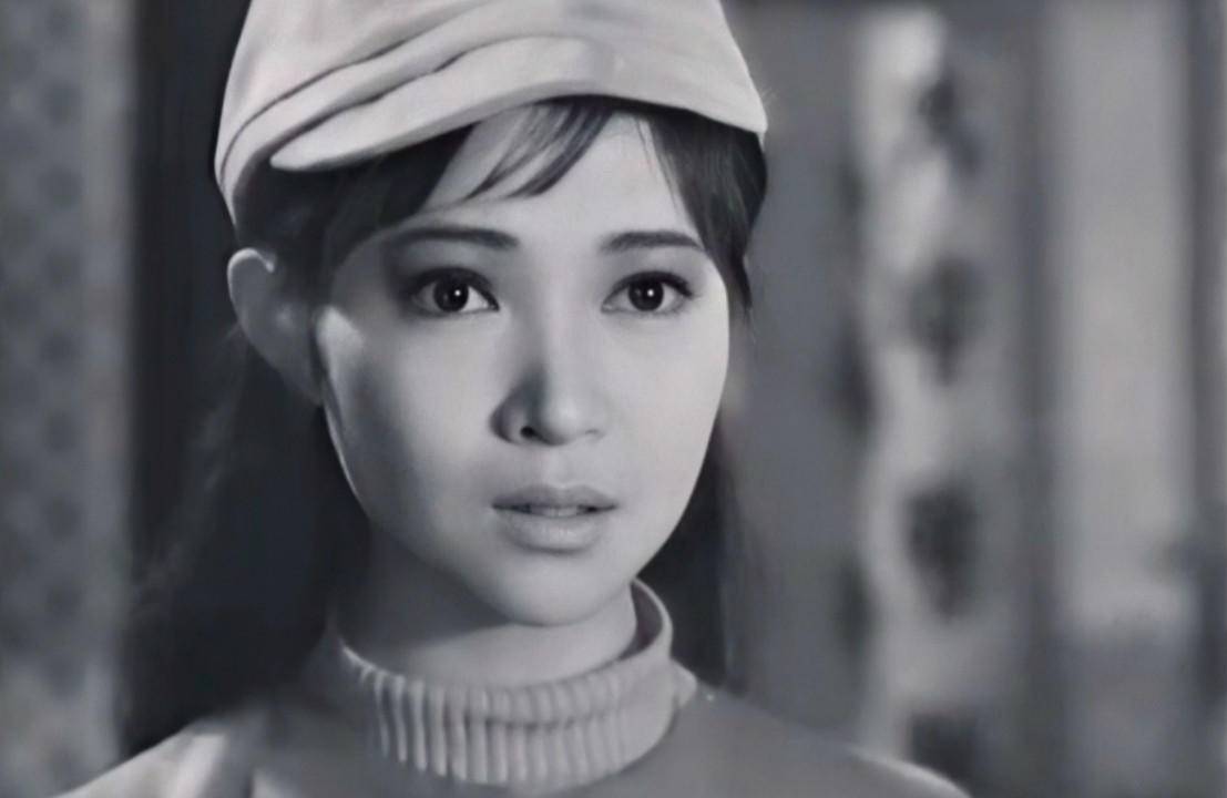 73岁影后萧芳芳：4段感情9种特长，周星驰李连杰都曾崇拜她