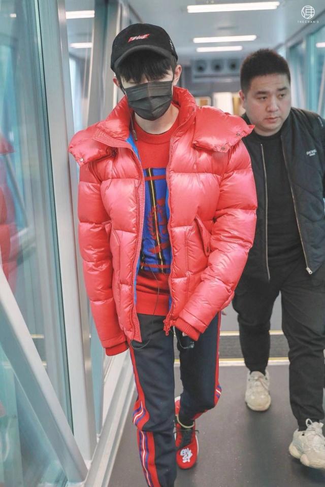 胖虎过肩摔易烊千玺造型师,千玺乱入视频,粉丝:狗啃刘海仇报了