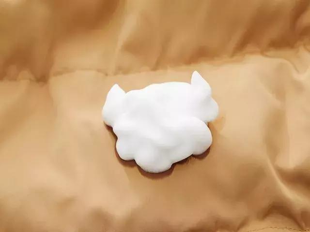 脏羽绒服真的可以一喷去污吗,羽绒服上的毛领脏了正确洗涤方法