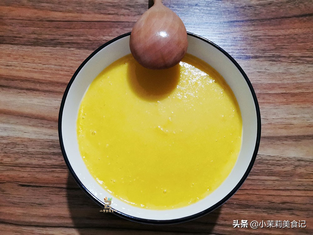 做玉米汁时，只放水可不行，教你一招，玉米汁香浓好喝又营养