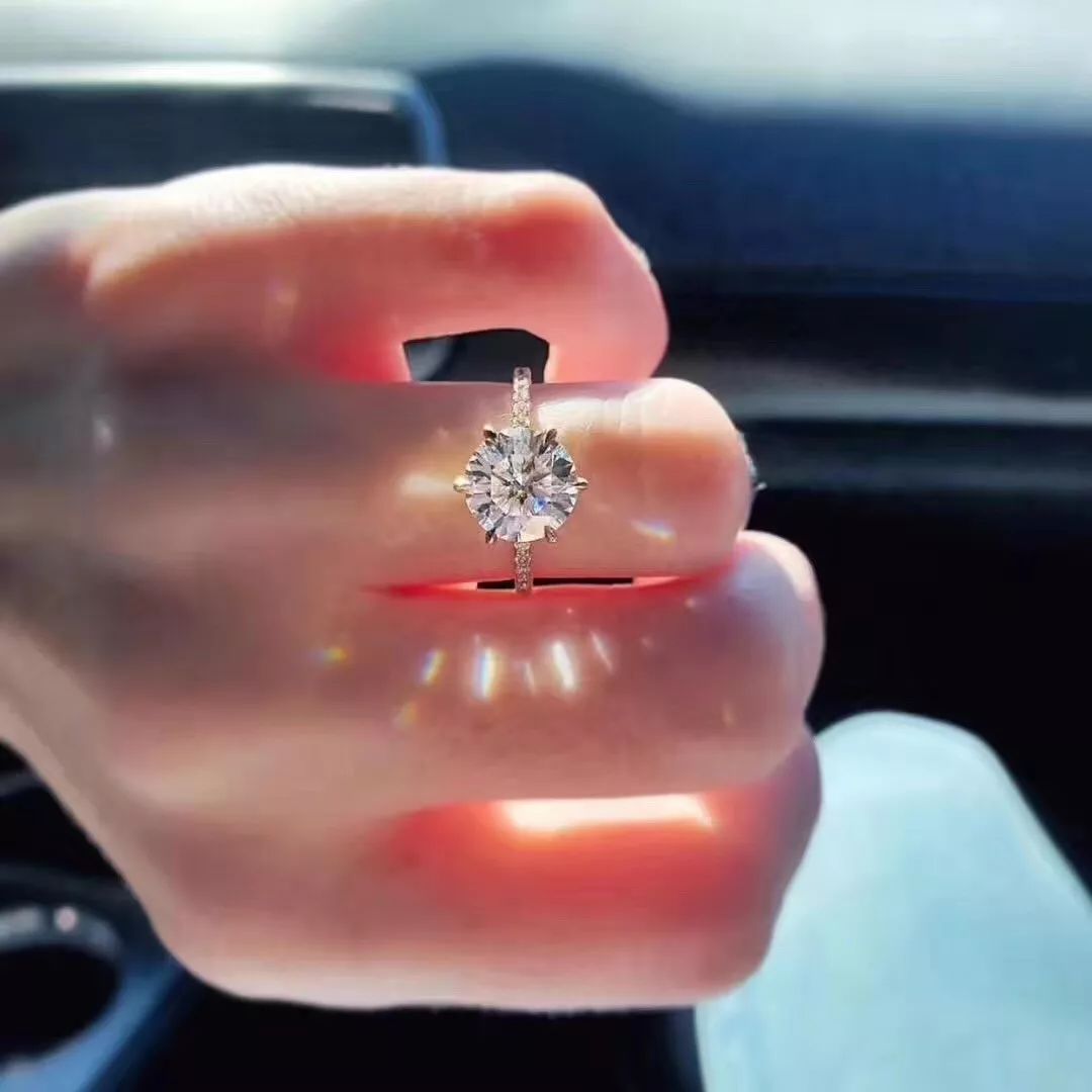 莫桑钻一克拉3000贵么,莫桑钻几百块钱的靠谱嘛