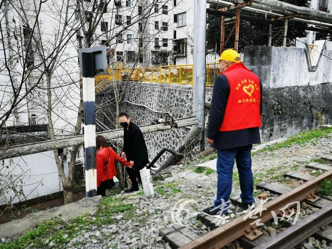 「十堰」潘红：一天帮居民搬运生活物资千余斤