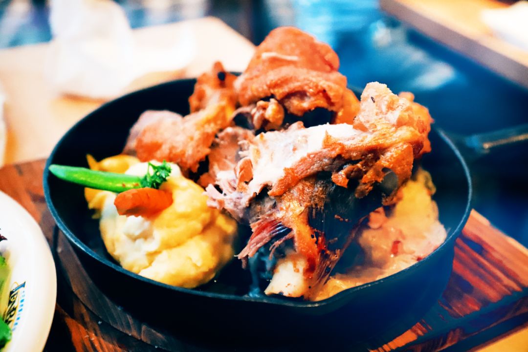 开心仪的车,吃德国美食,人生圆满不过如此!吉食到,开饭咯!