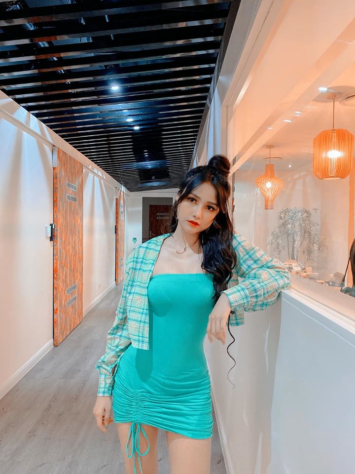 冬运会足球决赛,足球赛现场美女