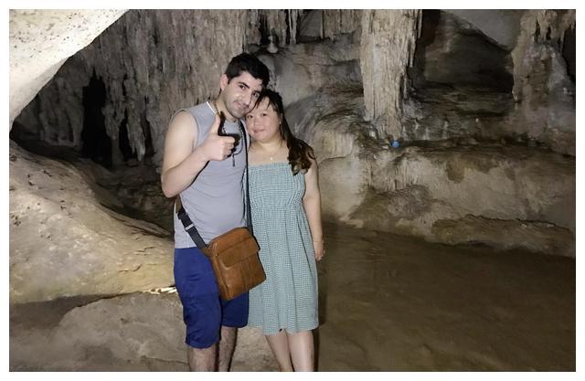 中国姑娘邂逅澳洲小伙，对方送30万奢侈品，买500平豪宅当婚房