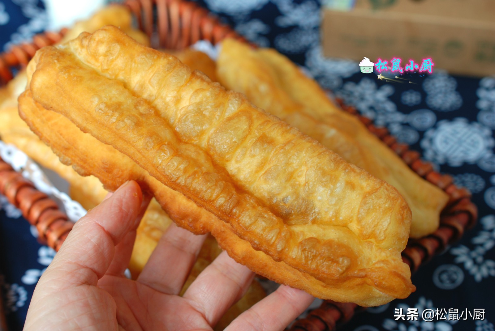炸油条的家常做法晚上提前揉好面,过年时你吃的油条该怎么做
