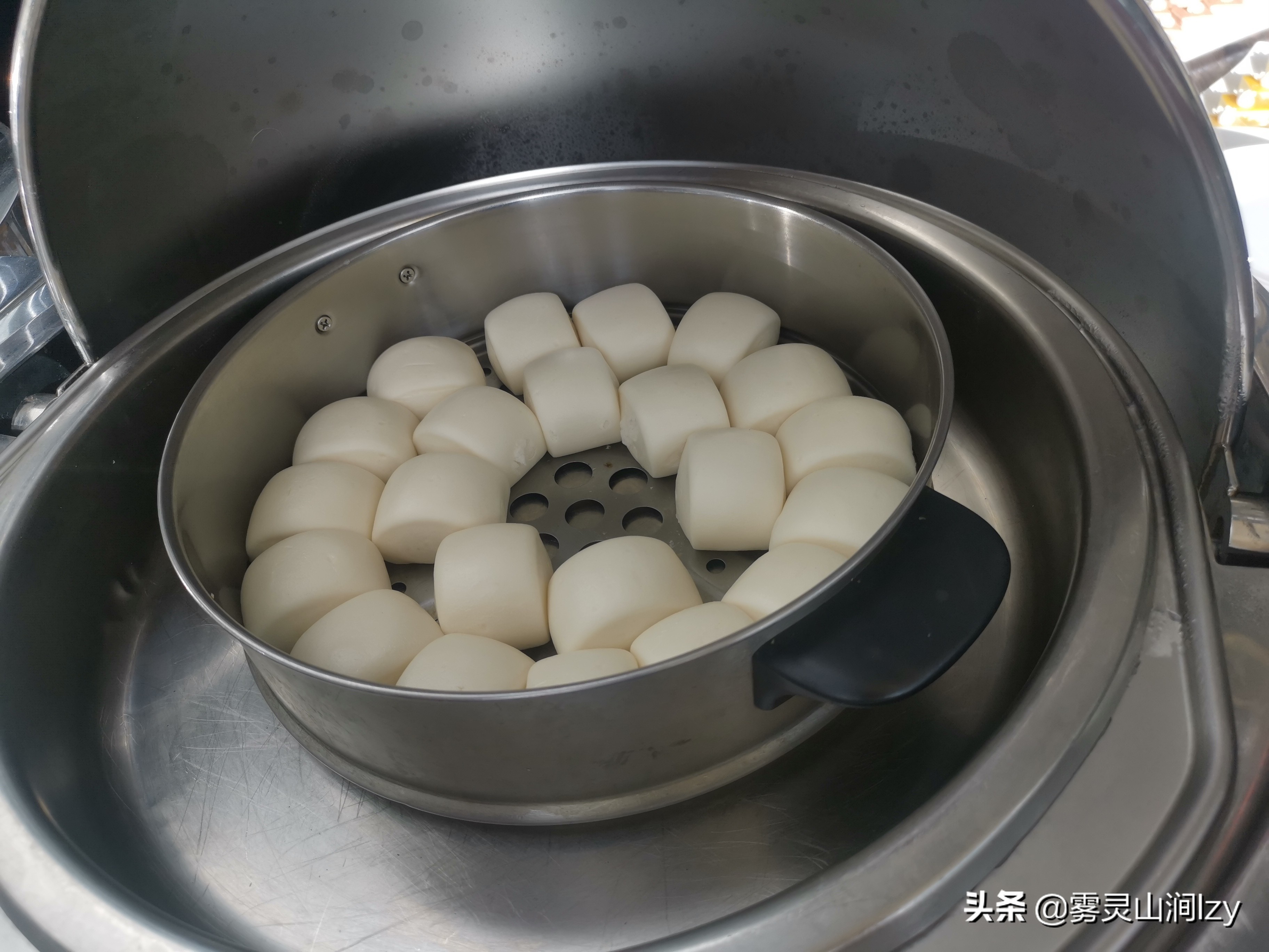 蓝天白云下的雪域高原布达拉宫,蓝天之下日光之城简介