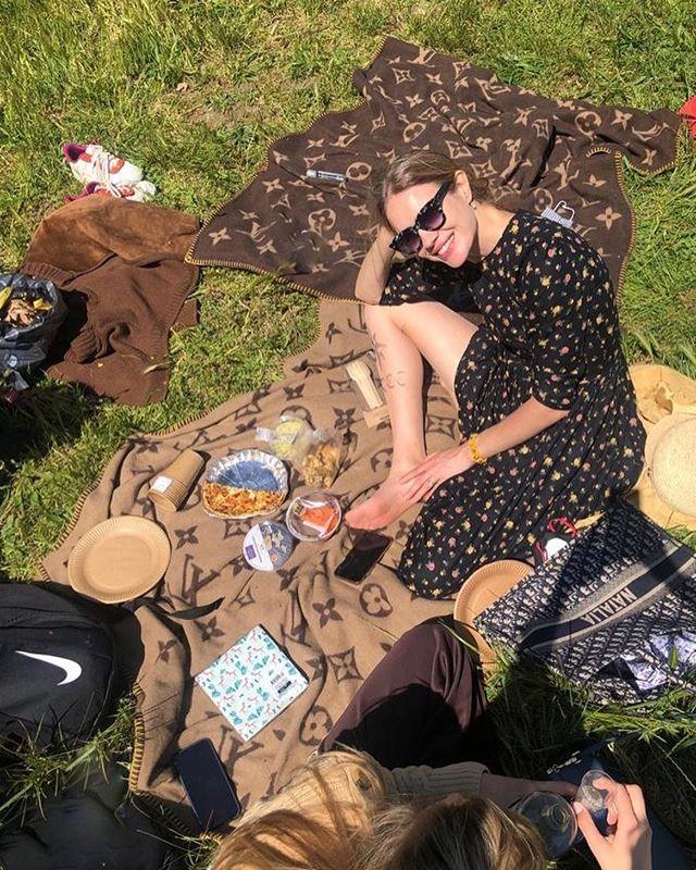 LV太子妃不愧是富太太！带5个娃整天旅游，穿粉裙真像18岁小姑娘