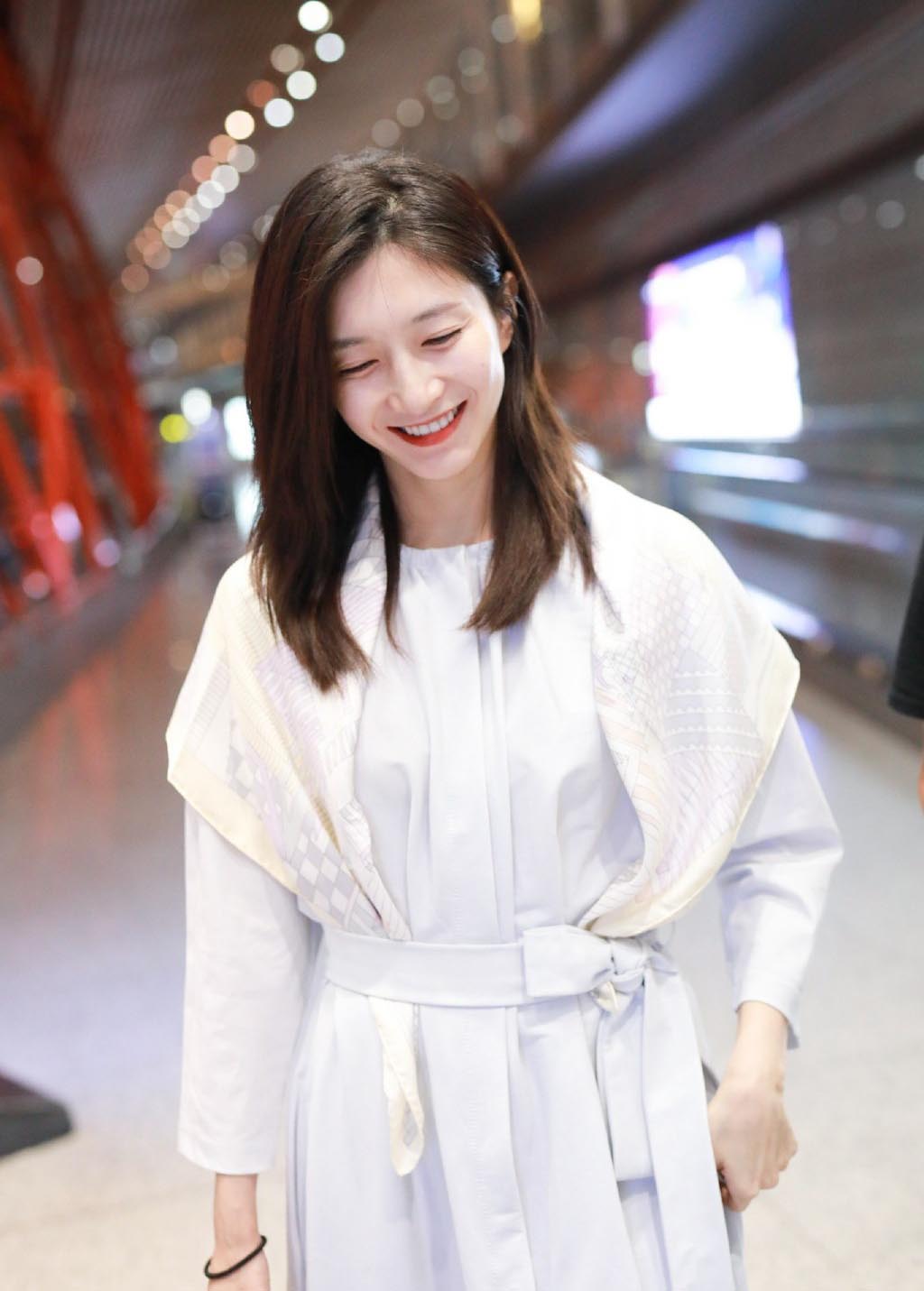 曾被吐槽长得显老，还是胡歌前女友，今穿雪纺裙披丝巾，柔美动人