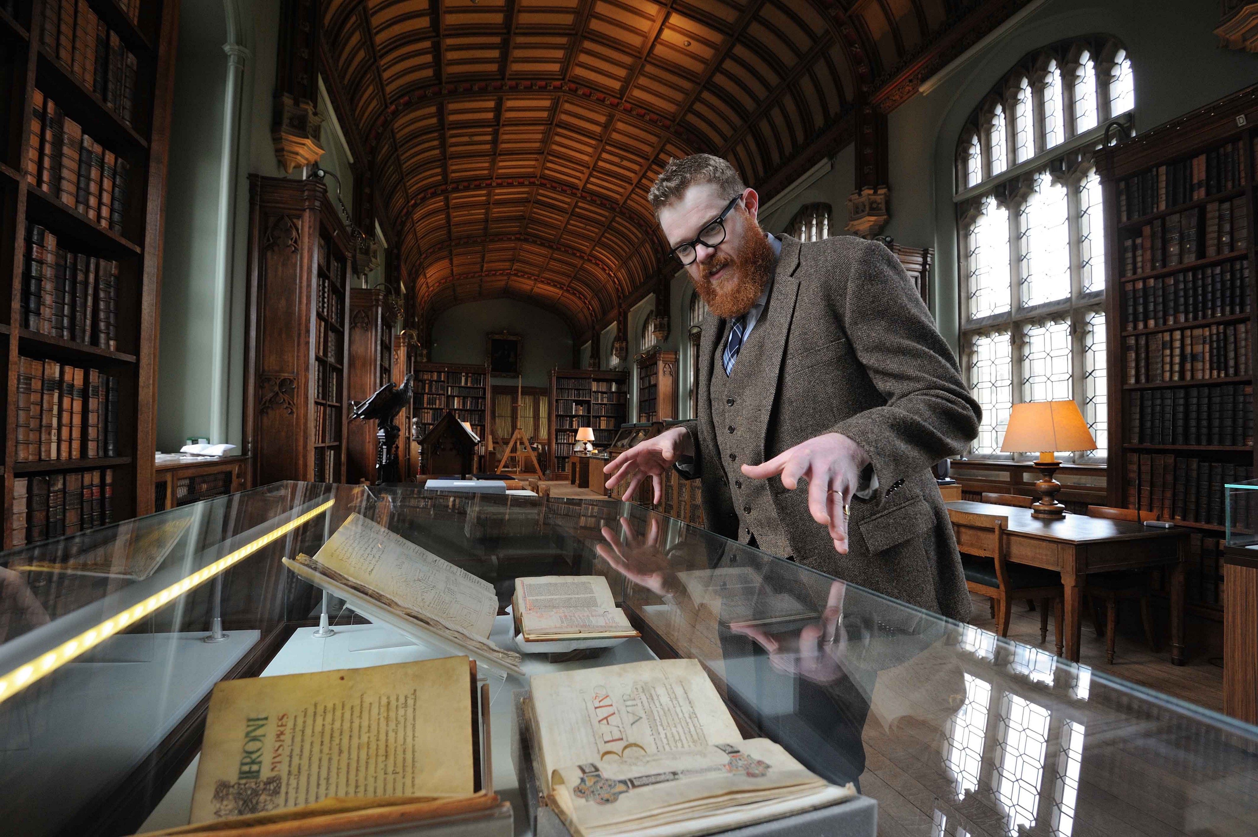 英国图书馆整理古籍，在500年前的手稿中发现饼干，夹在书中50年