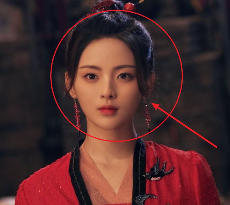 杨超越回怼网友翻车事件,杨超越素颜出镜翻车