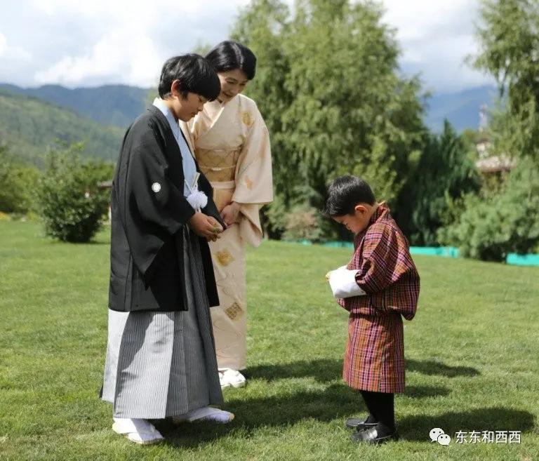 上头有四个婆婆，养娃朴实无华，这位世界最年轻王后是怎么过的？