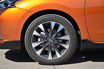 轮胎蹭破皮,轮胎蹭破皮了怎么处理