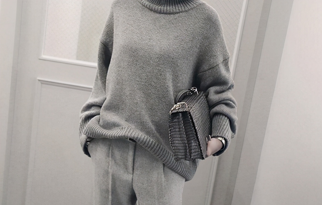 毛衣胸口一个烟洞怎么补救,毛衣蛀虫破了洞怎么办