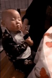 奶奶给狗洗澡搞笑,狗子洗澡搞笑视频