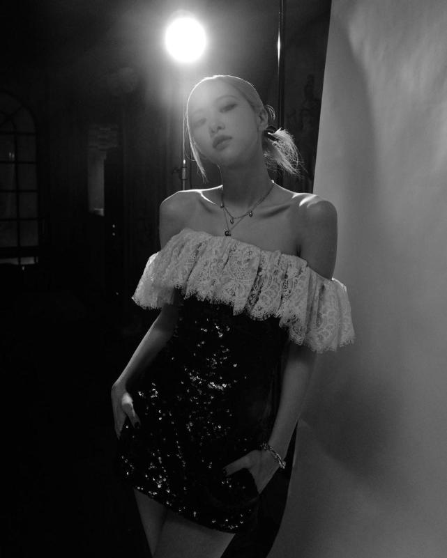 粉墨朴彩英照片,朴彩英光脚自拍对着镜子