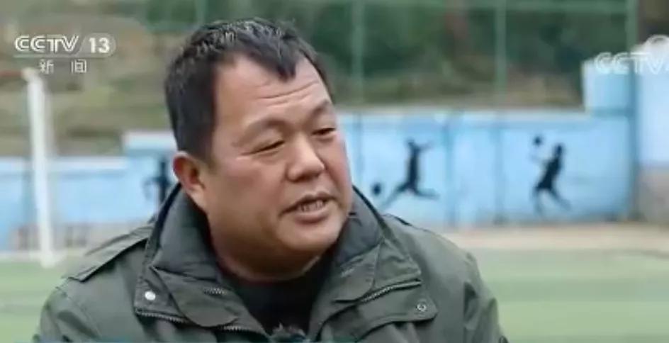 教诗歌的语文老师带出足球队,教足球的语文老师