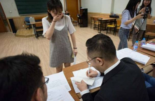 面试官100元掉厕所,面试时面试官东西掉了怎么办