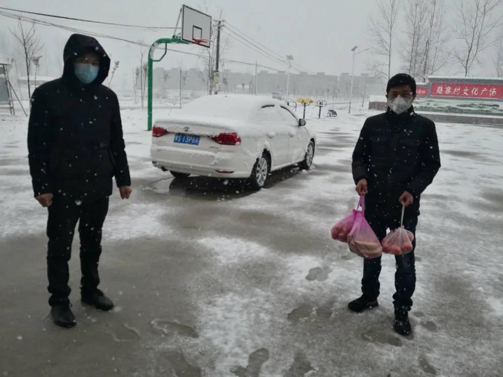 抗击疫情第一书记视频,抗疫先锋第一书记