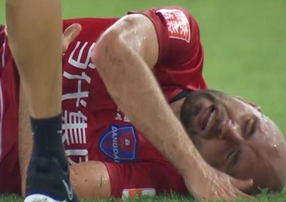 黄海王伟或将永久禁赛?上演断子绝孙脚染红离场,球迷:恶意违规