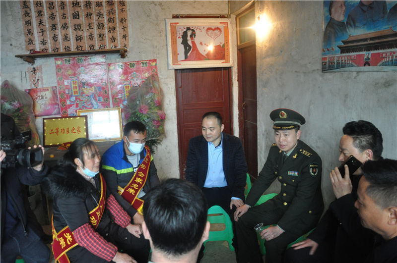 捷报雨中来苗寨齐欢腾