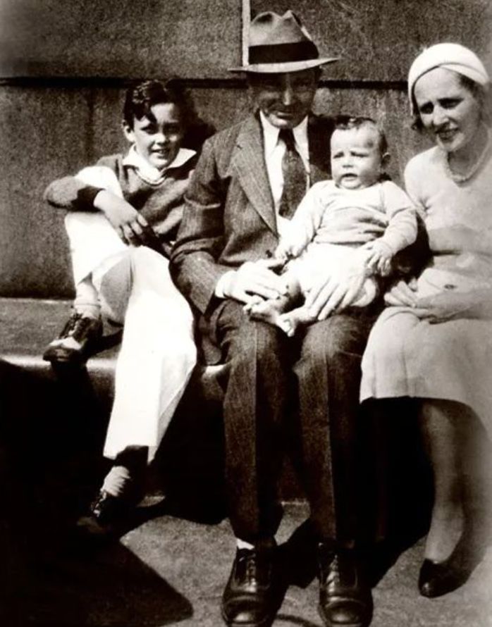 漫威之父斯坦李年轻的时候有多帅,漫威各个电影中的斯坦李形象