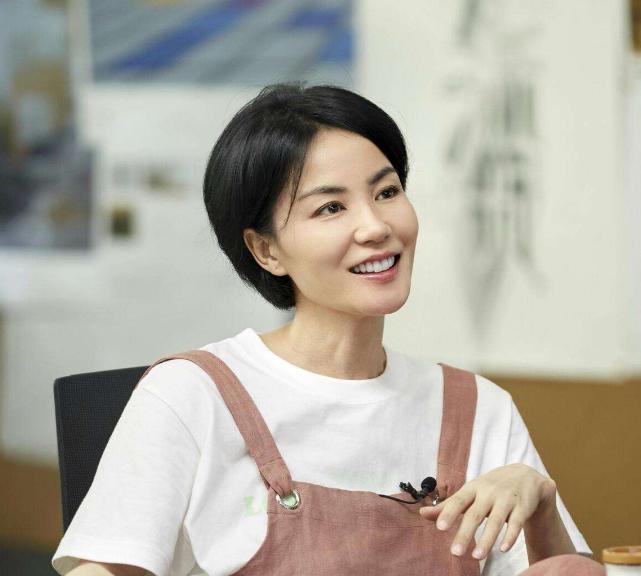 大额头女40岁适合烫什么发型,适合四十岁女人发量少的减龄发型