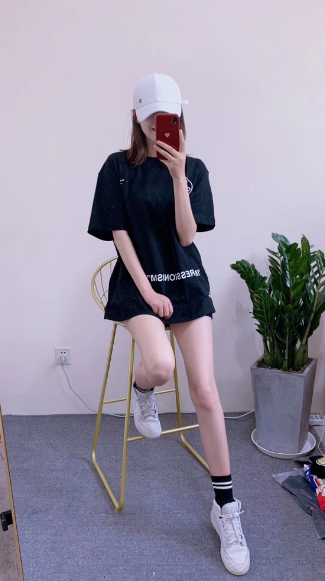 有需要买衣服的朋友加微信,有需要买产品的朋友